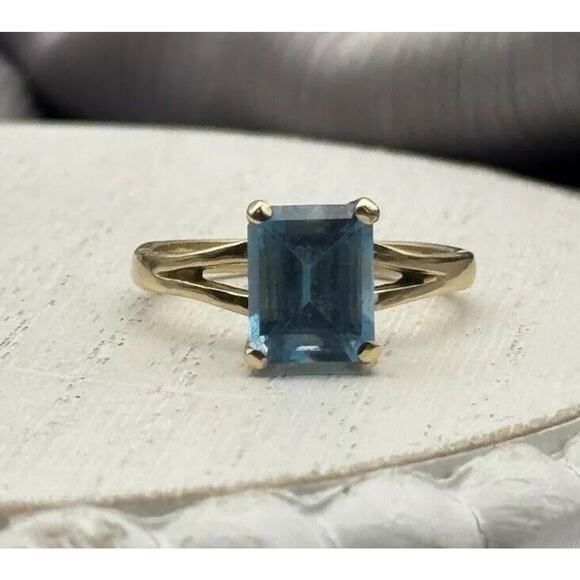 14k Yellow Gold Blue Topaz Ring SZ 8 / 3.29 Grams